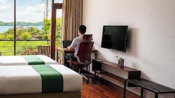 Deluxe Double or Twin Room, Balcony, Lake View | In-room business centre