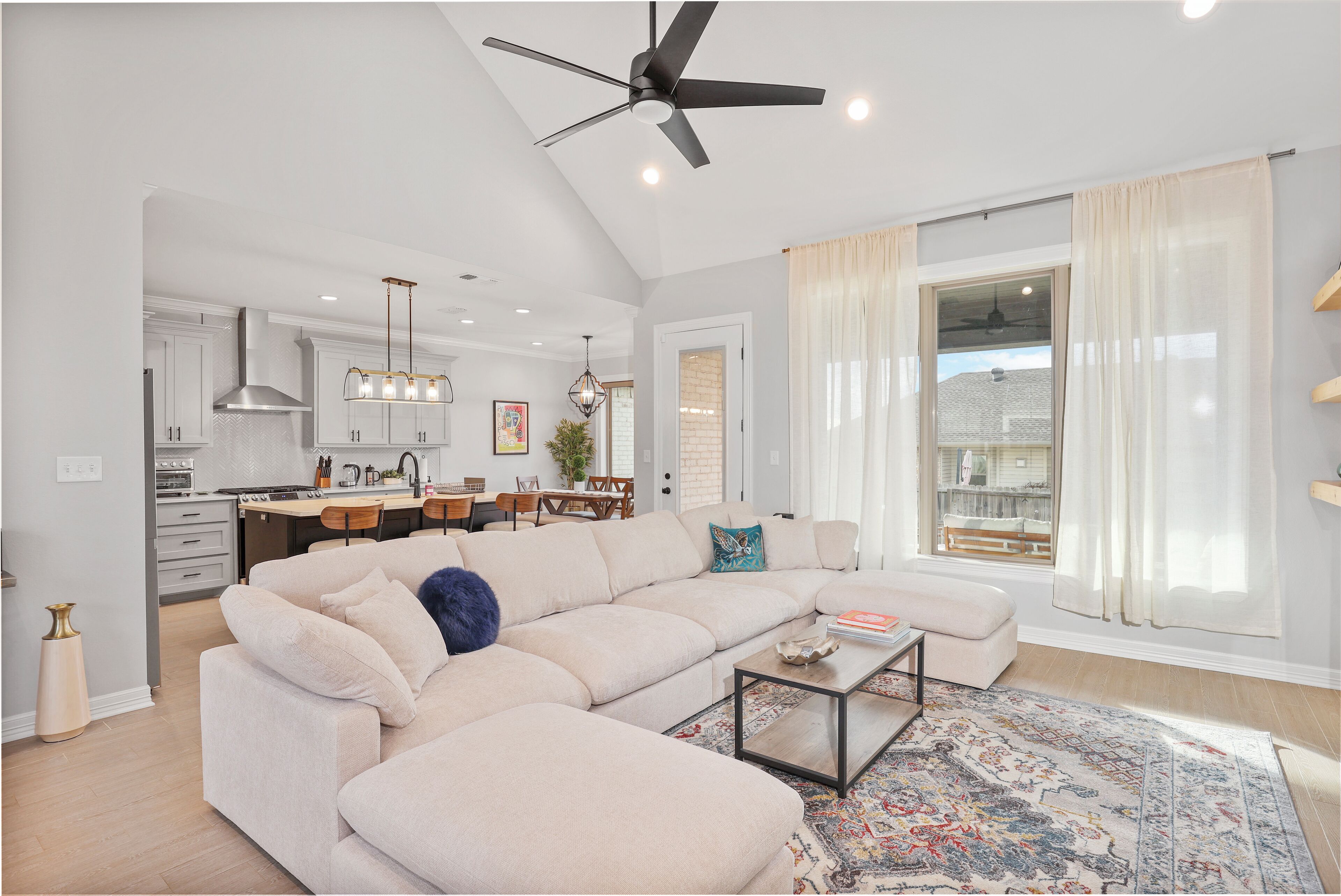 Smart TV, fireplace, stereo