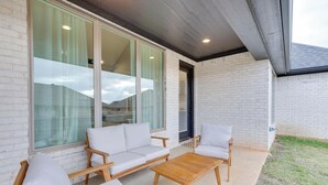 Terrace/patio - Modern Comfort: Cozy 3BR Family Home in Longview! (Longview)