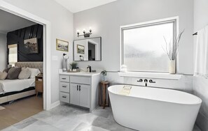 Secador de pelo, toallas, jabón y champú