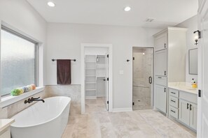 Hair dryer, towels, soap, shampoo - Modern Comfort: Cozy 3BR Family Home in Longview! (Longview)