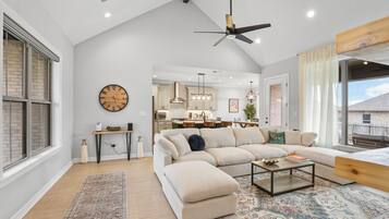 Una Smart TV, una chimenea, un reproductor estéreo