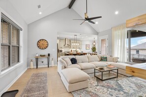 Smart TV, fireplace, stereo - Modern Comfort: Cozy 3BR Family Home in Longview! (Longview)