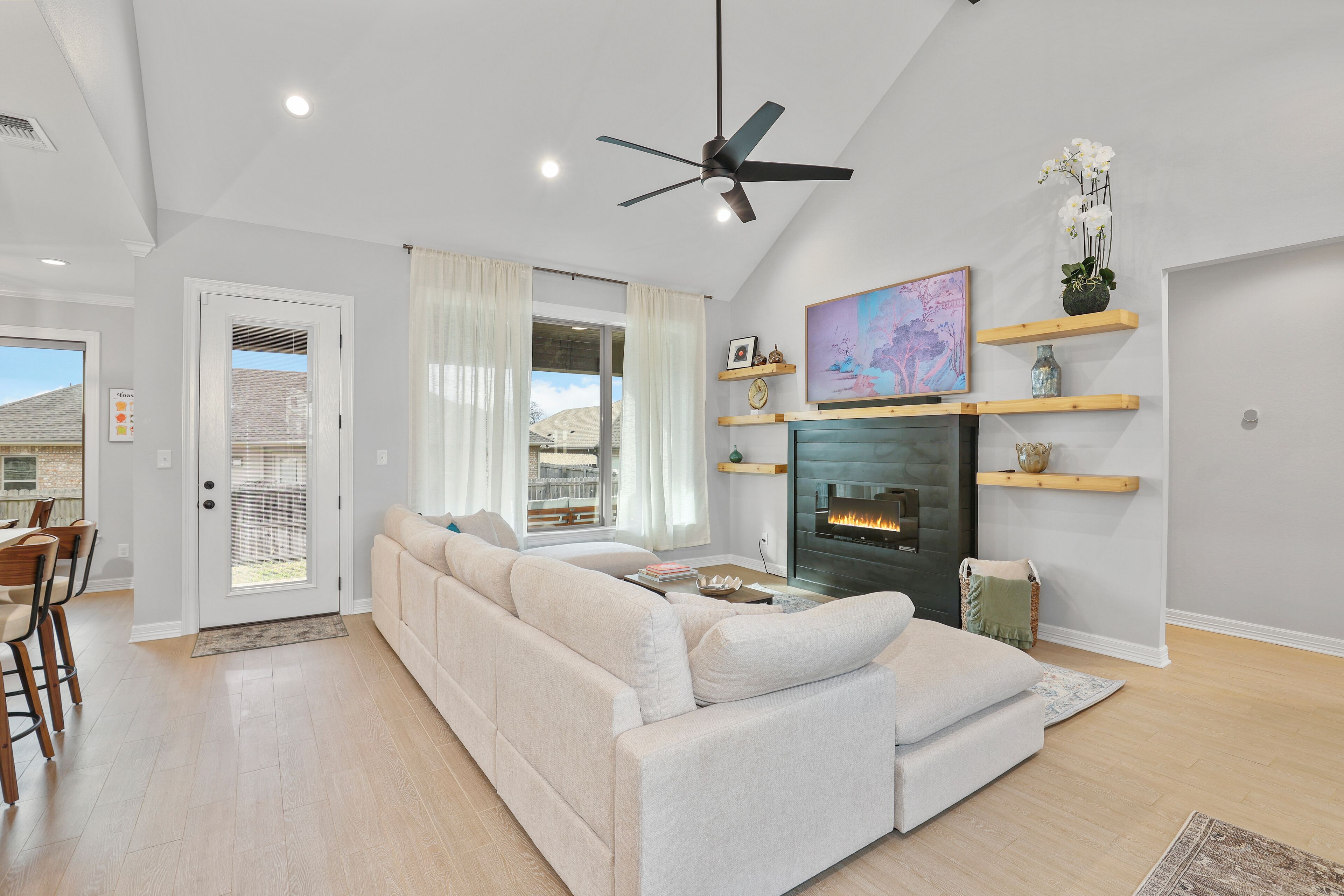 Smart TV, fireplace, stereo