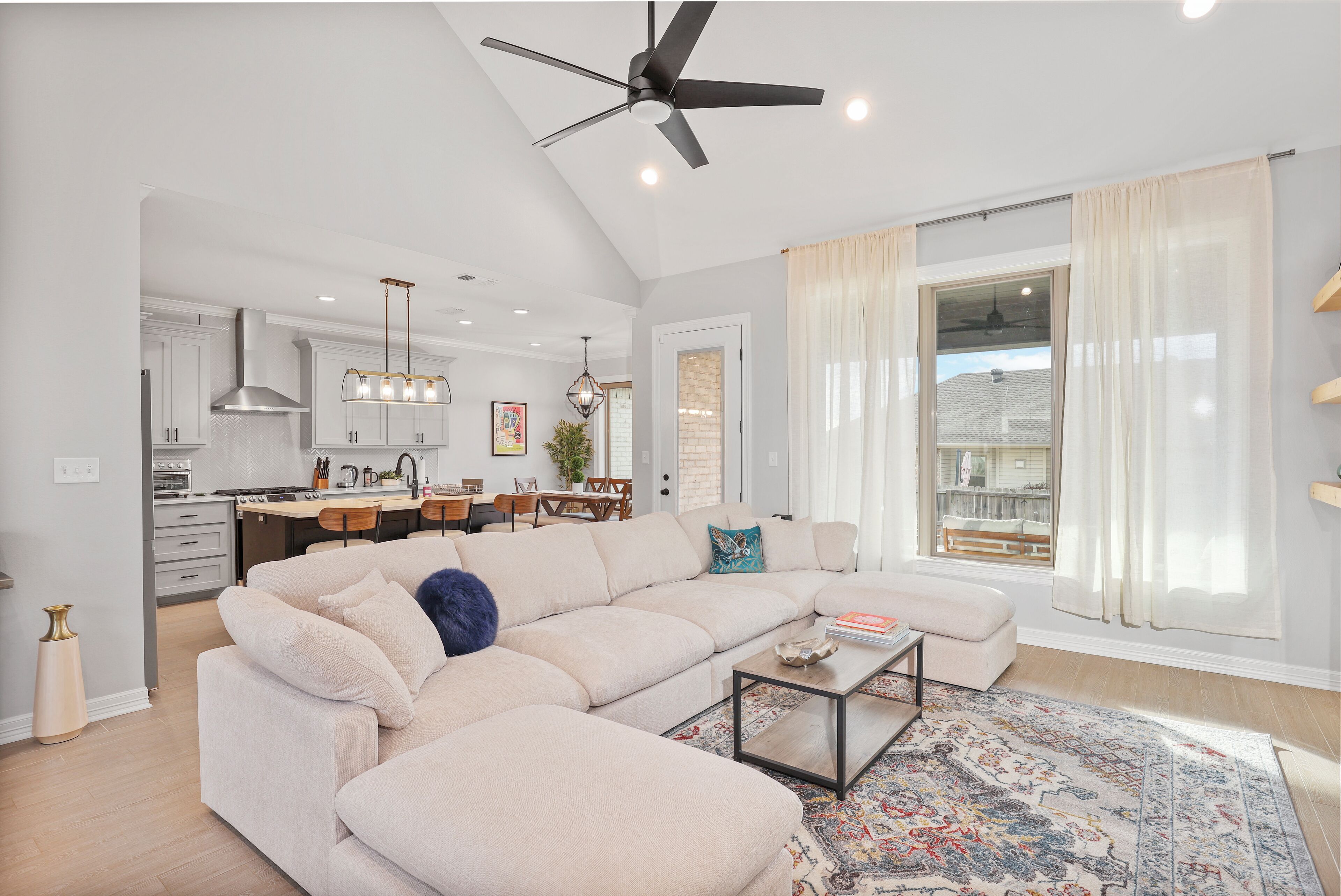 スマートテレビ、暖炉、ステレオ