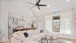 Living area - Modern Comfort: Cozy 3BR Family Home in Longview! (Longview)