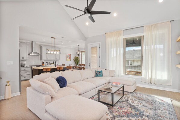 Smart-tv, pejs, stereoanlæg