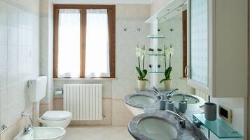 Een douche, een haardroger, een bidet