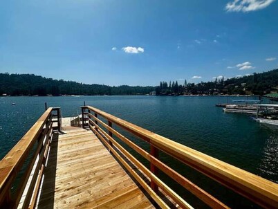 Boat Dock - Lake Front - Hot Tub-Dog Friendly - Sleeps 7