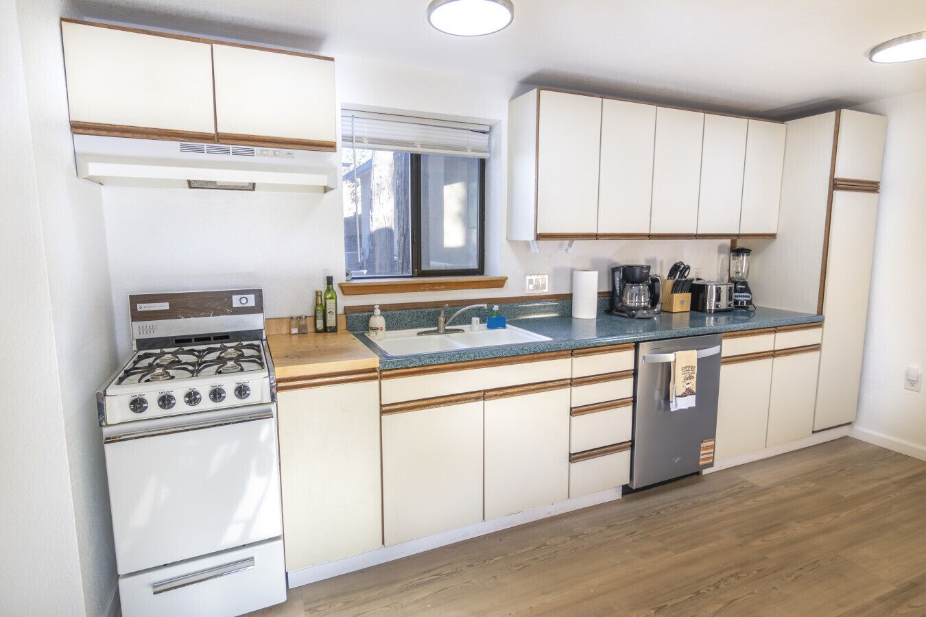 雪櫃、微波爐、焗爐、爐具