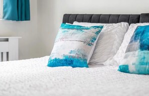 Tabla de planchar con plancha, wifi y ropa de cama 