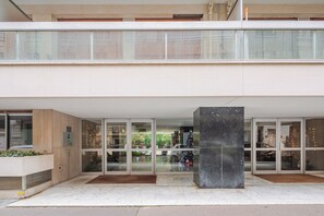 Exterior detail - Blueground | Porte Dauphine, balcony, nr Parc (Paris)