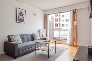 TV, stereo - Blueground | Porte Dauphine, balcony, nr Parc (Paris)