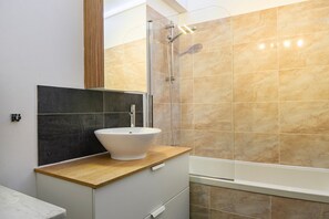 Hair dryer, towels - Blueground | Porte Dauphine, balcony, nr Parc (Paris)