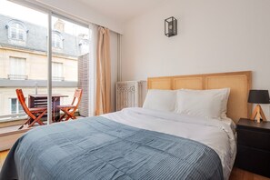 Iron/ironing board, WiFi, bed sheets - Blueground | Porte Dauphine, balcony, nr Parc (Paris)