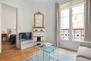 TV, stereo - Blueground | Croulebarbe, view, nr Jardin des Plantes (Paris)