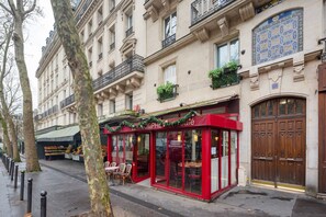 Exterior - Blueground | Croulebarbe, view, nr Jardin des Plantes (Paris)