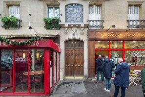 Outdoor dining - Blueground | Croulebarbe, view, nr Jardin des Plantes (Paris)