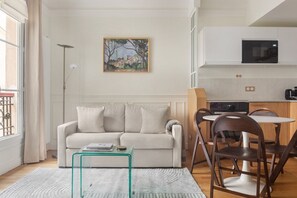 TV, stereo - Blueground | Croulebarbe, view, nr Jardin des Plantes (Paris)