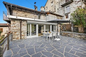 Outdoor dining - Casa la Tortue 2, Scaiano, Switzerland (Scaiano)