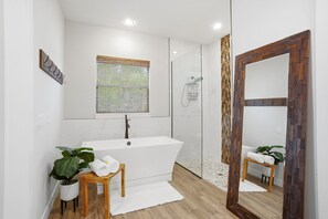 Een douche, een haardroger, handdoeken