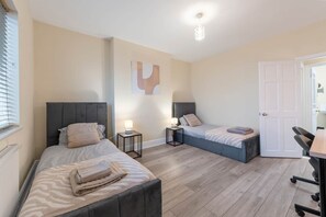 Silitysrauta/-lauta, ilmainen Wi-Fi, vuodevaatteet