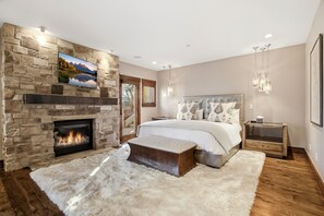4 bedrooms, desk, iron/ironing board, travel cot - Old Town Masterpiece | Steps to Historic Main St. | Private Hot Tub | 4 Guest Suites (Park City)