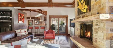Smart-TV, Kamin, Arbeitsbereiche