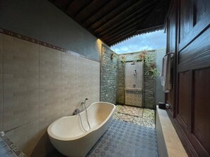 Vila, 1 quarto, vista para o jardim | Banheiro | Banheira e chuveiro separados, secador de cabelo, toalhas de banho 