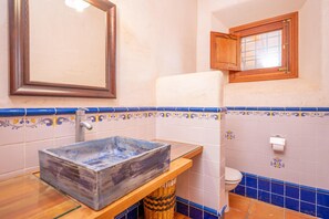 Ducha, secador de pelo, bidet, toallas