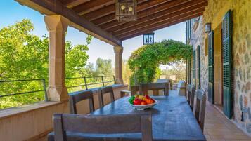 Outdoor dining