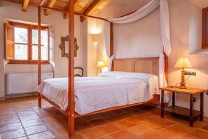 Tabla de planchar con plancha, wifi gratis y ropa de cama 