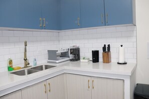 Fridge, microwave, oven, stovetop - Ochi Luxe Escape – Spacious Family Home Near Top Attractions (Ocho Rios)