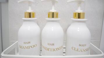 淋浴设施、吹风机、坐浴桶、毛巾