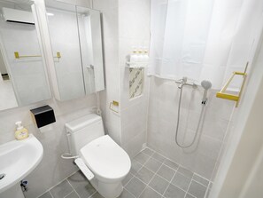 Regadera, secadora de cabello, bidet, toallas 