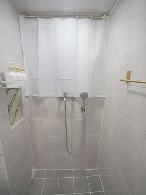 Een douche, een haardroger, een bidet, handdoeken