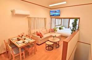 Dining - 6 minutes to Namba! 5 minutes walk to the nearest train station! 2 toilets Free parking Luxurious Japanese garden Accommodates up to 11 people (Osaka city Nishinari ward Tamade nishi)