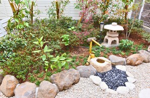 Property grounds - 6 minutes to Namba! 5 minutes walk to the nearest train station! 2 toilets Free parking Luxurious Japanese garden Accommodates up to 11 people (Osaka city Nishinari ward Tamade nishi)