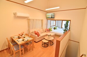 Interior - 6 minutes to Namba! 5 minutes walk to the nearest train station! 2 toilets Free parking Luxurious Japanese garden Accommodates up to 11 people (Osaka city Nishinari ward Tamade nishi)