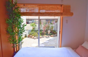 Iron/ironing board, WiFi, bed sheets - 6 minutes to Namba! 5 minutes walk to the nearest train station! 2 toilets Free parking Luxurious Japanese garden Accommodates up to 11 people (Osaka city Nishinari ward Tamade nishi)