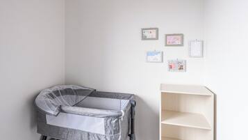 デスク、アイロン / アイロン台、WiFi (無料)