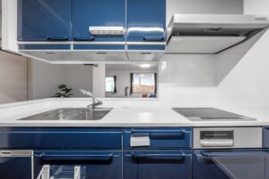Refrigerador, microondas, placa de cocina, arrocera