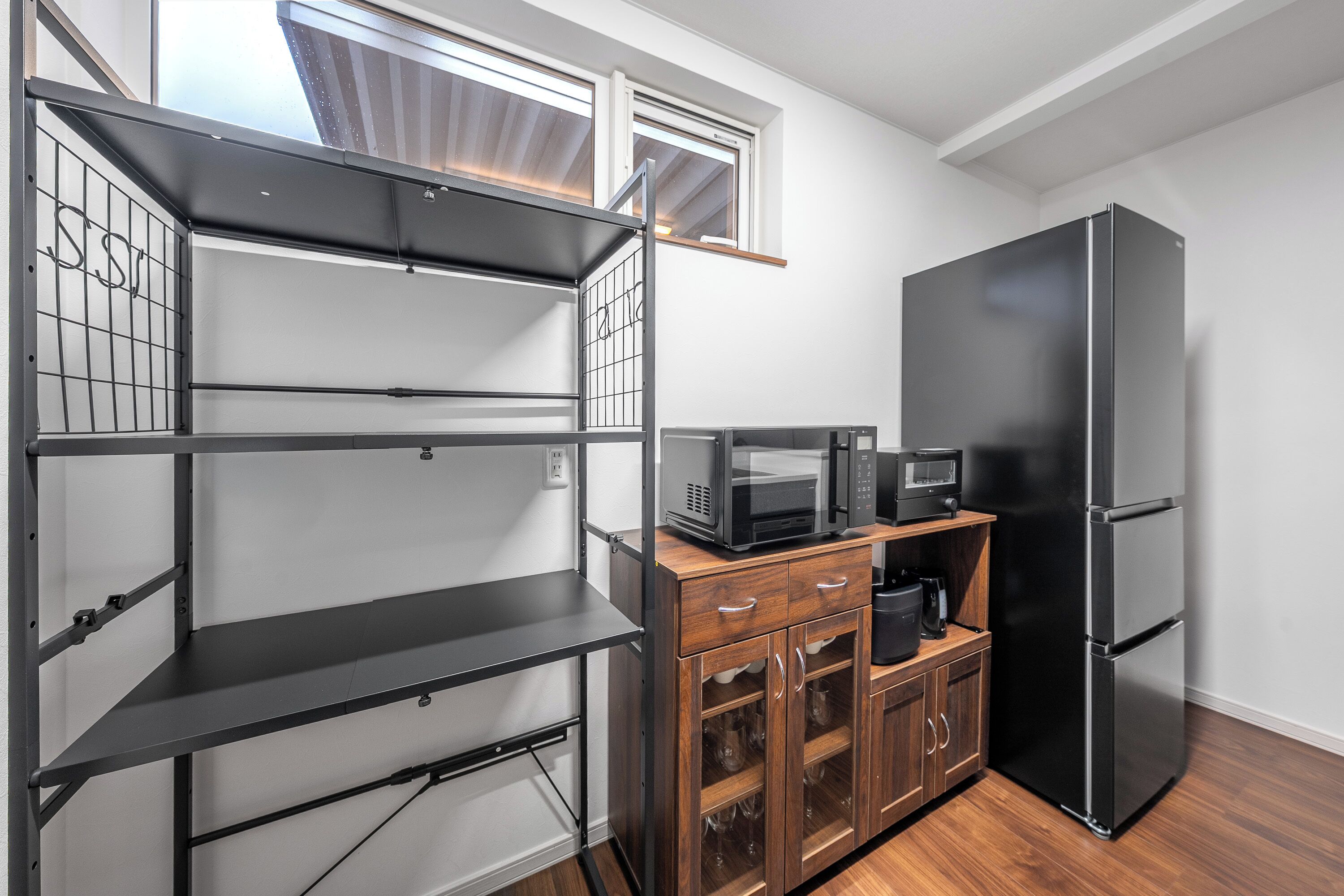 冷蔵庫、電子レンジ、コンロ、調理器具と食器