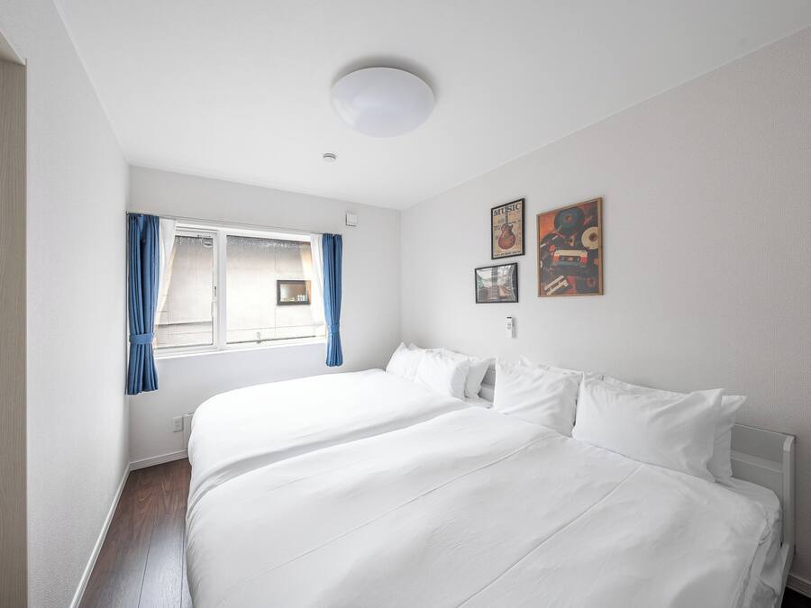 Een bureau, een strijkplank/strijkijzer, gratis wifi