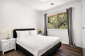 3 bedrooms, iron/ironing board, WiFi, bed sheets - Comfortable Family Stay in Caroline Springs (Caroline Springs)