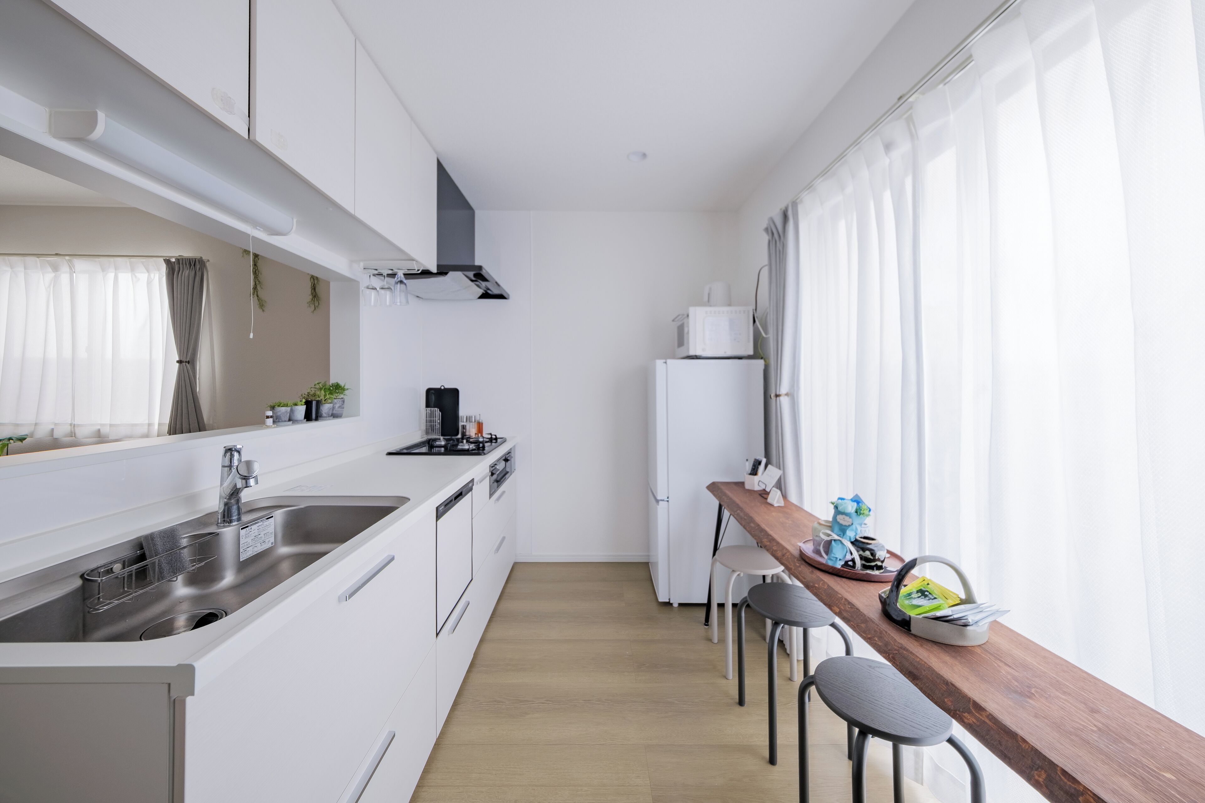 冷蔵庫、電子レンジ、オーブン、コンロ