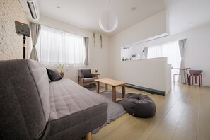 Smart TV, stereo - Asakusa25m｜TDL 37m｜Free Parking｜ 61㎡｜ 2BR｜up to 9 (葛飾区新宿5丁目)
