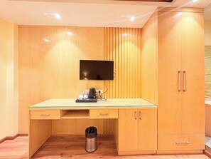 Premium Triple Room | Desk, free WiFi - Hotel Aristocrat Darjeeling by Baizus (Darjeeling)