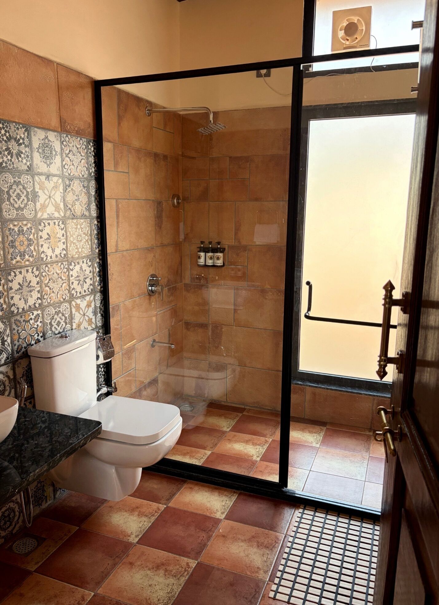 Un baño con ducha, inodoro y lavamanos.