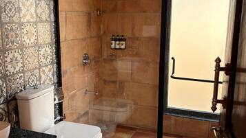 Un baño con ducha, inodoro y lavamanos.